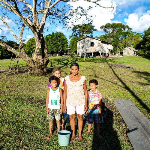 A resident family in the Envira Amazonia project.