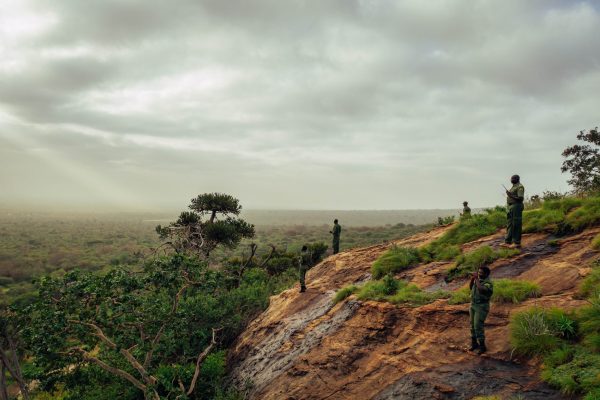 Een heuvel die uitkijkt over het landschap tussen Tsavo East en West National Parks, Kenia. Foto: Filip C. Agoo voor Wildlife Works Carbon.