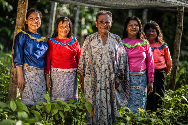 Gemeindemitglieder aus dem Nii Kaniti-Projekt, Peru, in einer Gruppe.
