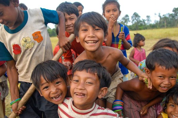 Crianças a brincar no projecto Southern Cardamom, Camboja